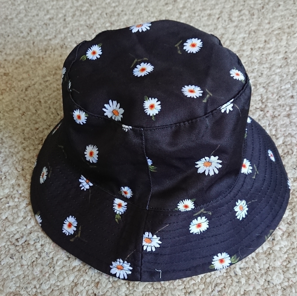 Alice + Olivia x FabFitFun Reversible Bucket Hat Black & White Daisy Print